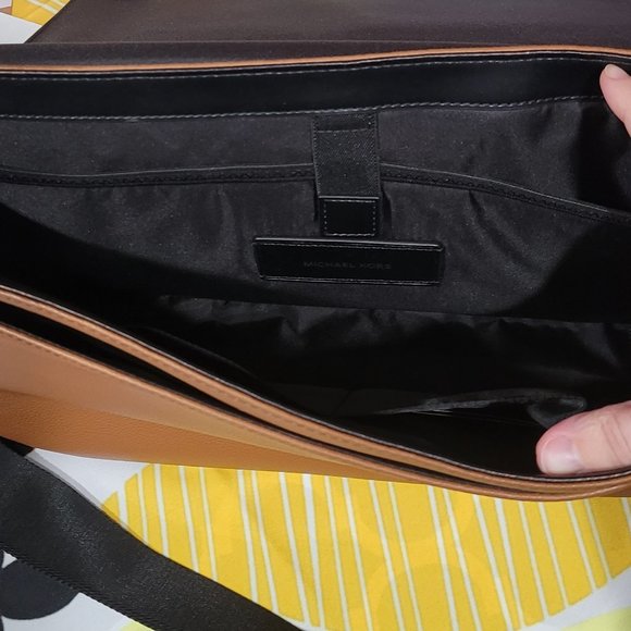 Michael Kors - Mason Explorer Messenger Bag - Picture 4 of 7